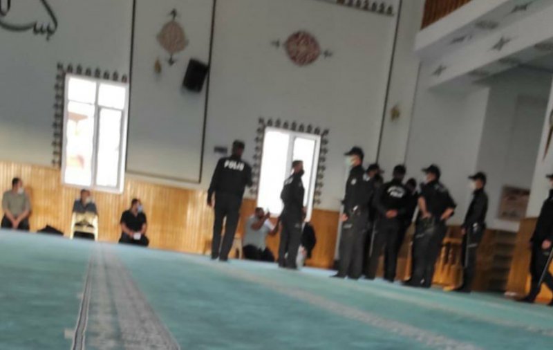 Gaziantep Emniyetinden Skandal Görüntüler! Camide içinde Kur’an okuyanı darp ettiler! Biber gazı sıktılar!