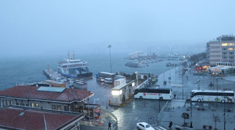 Çanakkale Boğazı, yoğun kar nedeniyle gemi geçişlerine kapatıldı