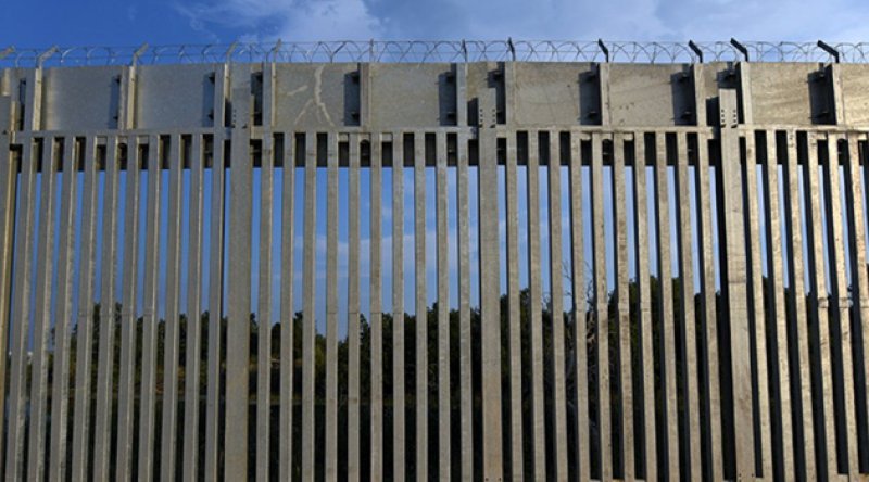 Yunanistan, Türkiye sınırına göçmenleri engellemek için çelikten duvar ördü