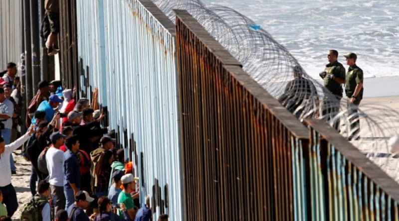 Biden, Trump'ın başlattığı Meksika sınırındaki duvarın inşasını durdurdu