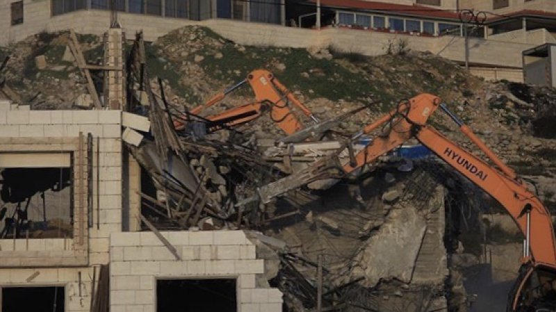İşgalci İsrail ordusu evleri yıkmaya devam ediyor