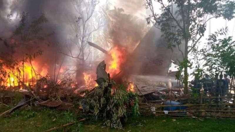Filipinler'de düşen askeri uçakta hayatını kaybedenlerin sayısı 50 oldu