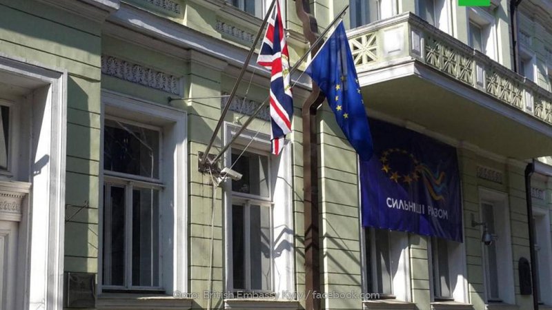 İngiltere, büyükelçilik personelini Ukrayna'dan çekmeye başladı