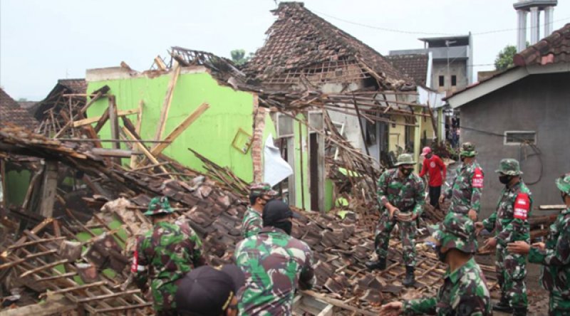 Endonezya'yı yine deprem vurdu!