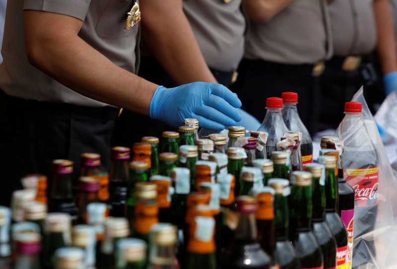 İran'da sahte içkiden zehirlenen 75 kişiden 10'u öldü