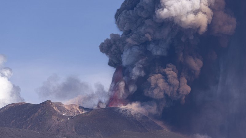 Etna Yanardağı yeniden kül ve lav püskürttü