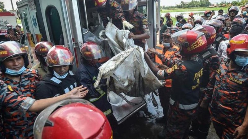 Bangladeş'te fabrikada yangın çıktı en az 52 kişi öldü