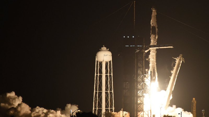 SpaceX, 4 astronotu uzaya fırlattı