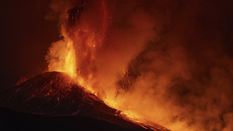 Etna'da korkutan patlama