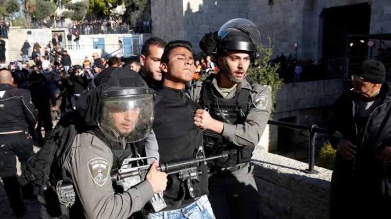 İsrail güçleri çok sayıda Filistinli genci gözaltına aldı