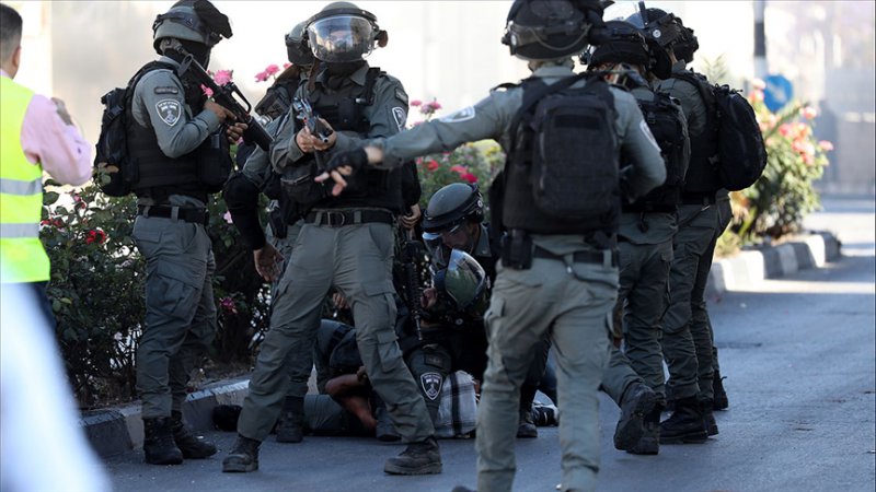 Siyonist İsrail Batı Şeria ve Kudüs'te 50 Filistinliyi gözaltına aldı