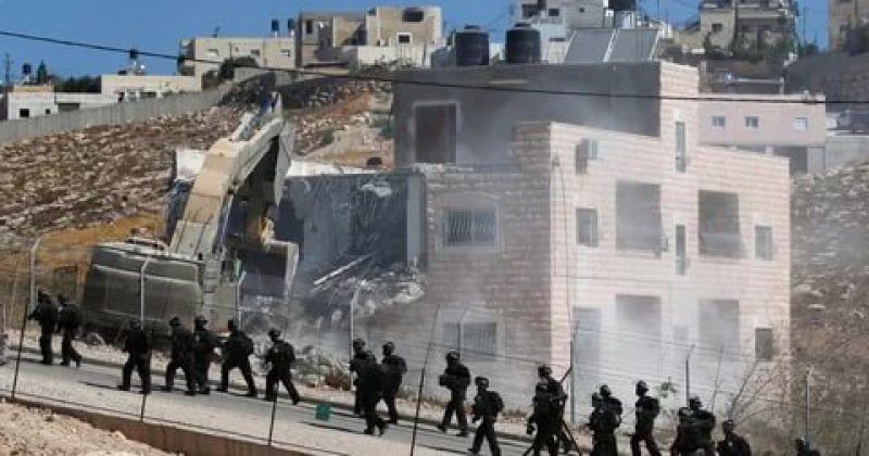 İşgalci İsrail “ruhsatsız” iddiasıyla Filistinlilere ait evleri yıkmaya devam ediyor