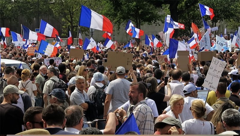 Fransa'da aşı kartı zorunluluğuna karşı protestolar devam ediyor!