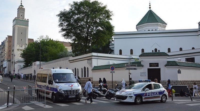 Batı'nın İslamofobik uygulamaları hız kesmeden devam ediyor! Fransa 6 camiyi kapatacak!
