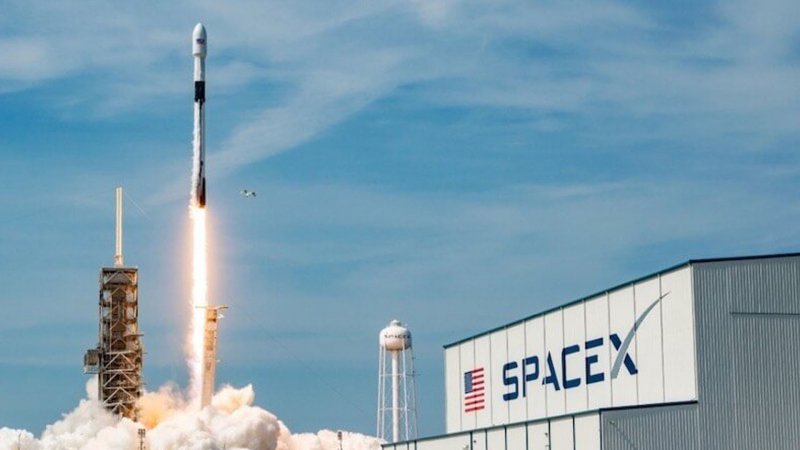 SpaceX'in yolcu taşıyan mekiği fırlatıldı