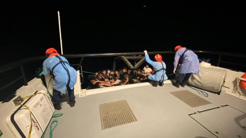 Ölüme terk edilen düzensiz göçmenler kurtarıldı