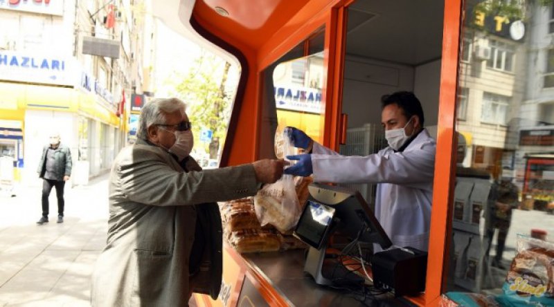 AKP'li belediyelerin Halk Ekmek büfeleriyle mücadelesine vatandaşlardan sert tepki: "Bırakın insanlar ekmeğini yesin!"