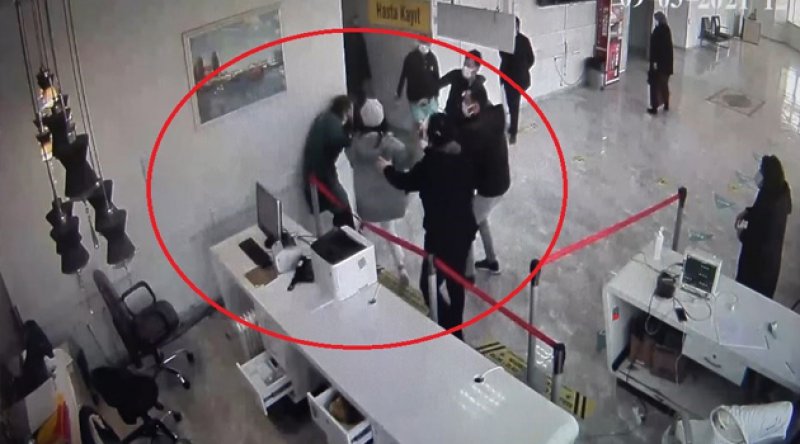 Hastanede sağlık çalışanına saldırı anı güvenlik kamerasında