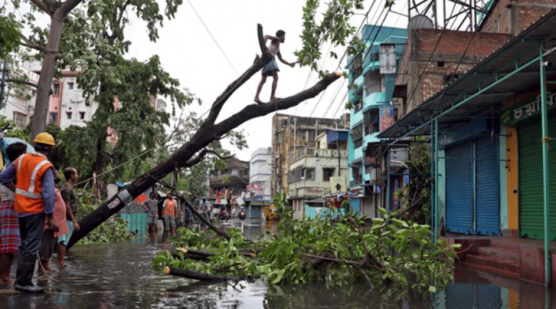 Hindistan'da 'kasırga' tahliyesi başladı: On binlerce kişi evini terk ediyor