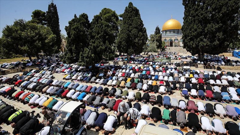 Mescid-i Aksa'da kılınan ramazanın ikinci cumasına 60 bin kişi katıldı