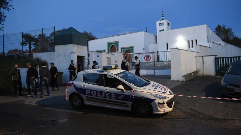 Fransa’da Camiye Çirkin Saldırı: “İslam Avrupa’dan Dışarı” ve “Müslümanlar Zararlıdır” Yazıp Kaçtılar