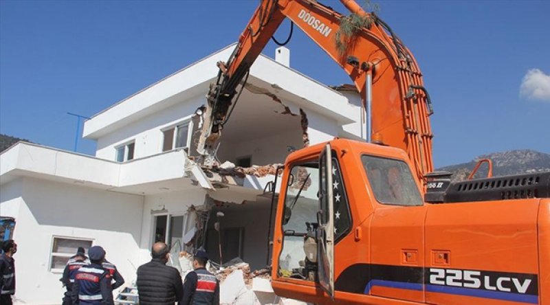 Datça'daki imara aykırı binaların yıkımı sürüyor
