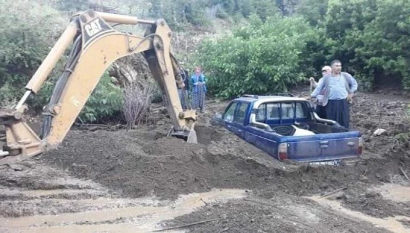 Adana Pozantı'da toprak araçları yuttu!