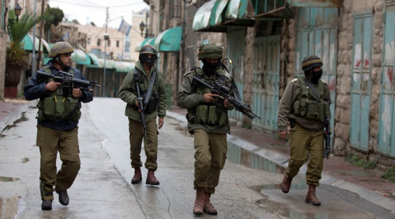Siyonist İsrail askerleri Batı Şeria'da 3 Filistinliyi yaraladı