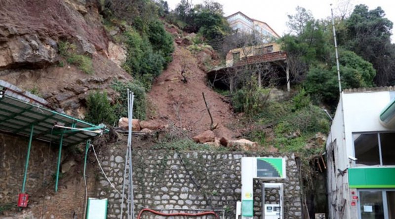 Zonguldak'ta heyelan: Akaryakıt istasyonunun duvarı yıkıldı
