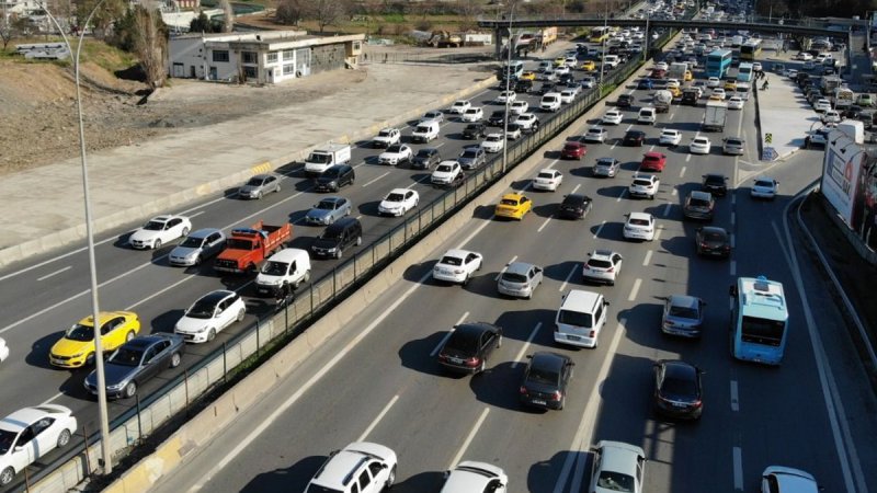 İstanbul'da kısıtlama öncesi trafik yoğunluğu yüzde 76'ya ulaştı