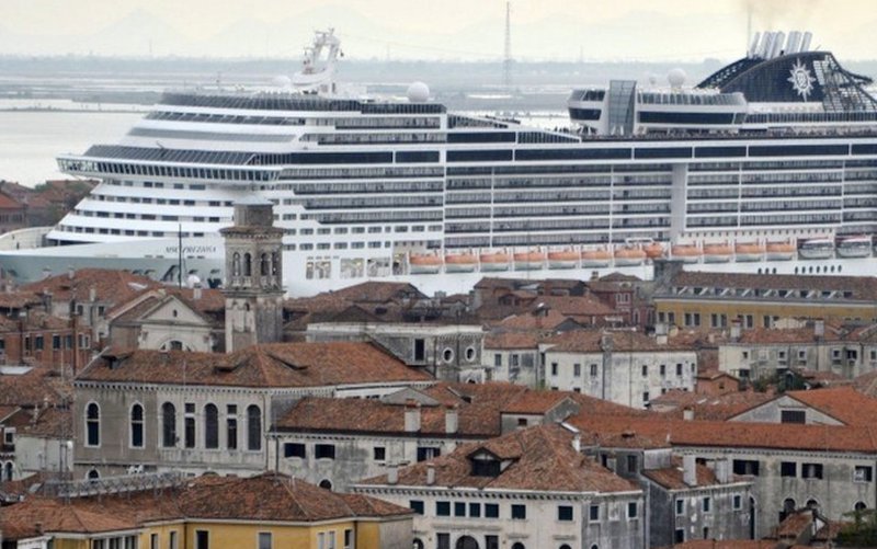 Yolcu gemilerinin Venedik'in tarihi merkezine girmesi yasaklandı