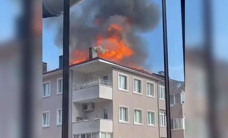 Ümraniye'de 10 katlı binanın çatısında yangın