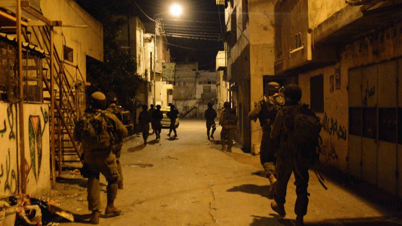 İsrail güçleri Batı Şeria'da 25 Filistinliyi gözaltına aldı