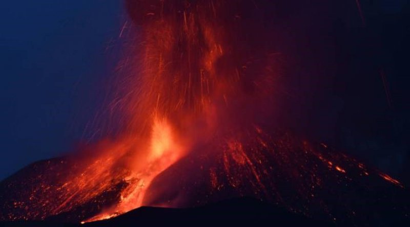 İtalya’daki Etna Yanardağı kül ve lav püskürttü