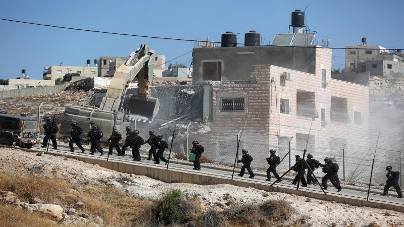 İşgal rejimi Beytlahim’de Filistinli aileyi evini yıkmaya zorladı