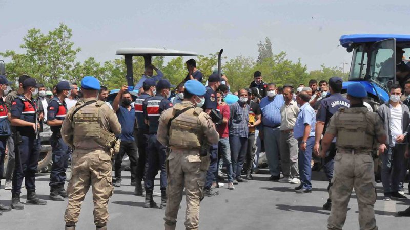 Konya'da çiftçiler traktörleriyle yolu trafiğe kapattı