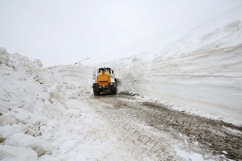 Muş'ta karla mücadele ekipleri, nisanda metrelerce karla kaplı köy yollarını açmaya çalışıyor