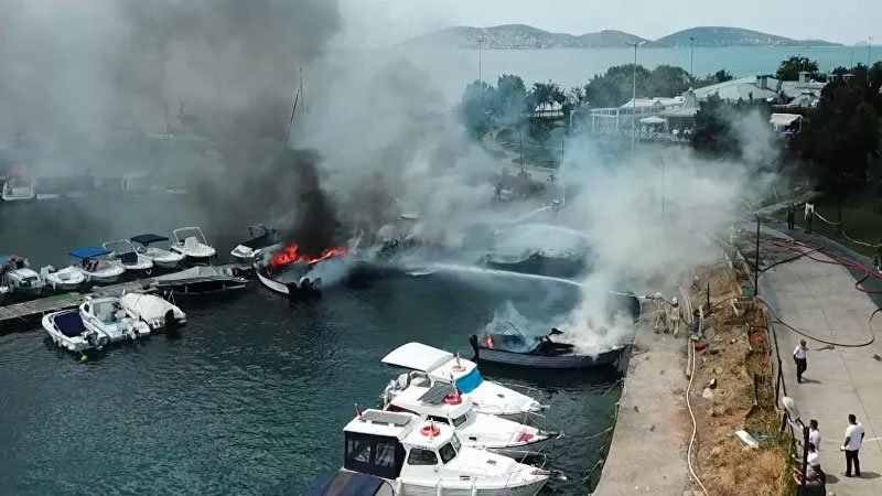 Maltepe Sahili'nde 8 tekne yandı
