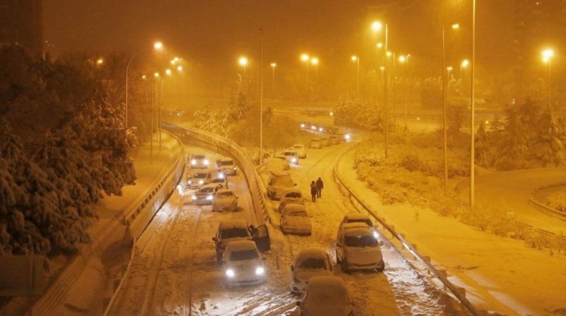 İspanya'da yoğun kar yağışı nedeniyle hayat durma noktasına geldi