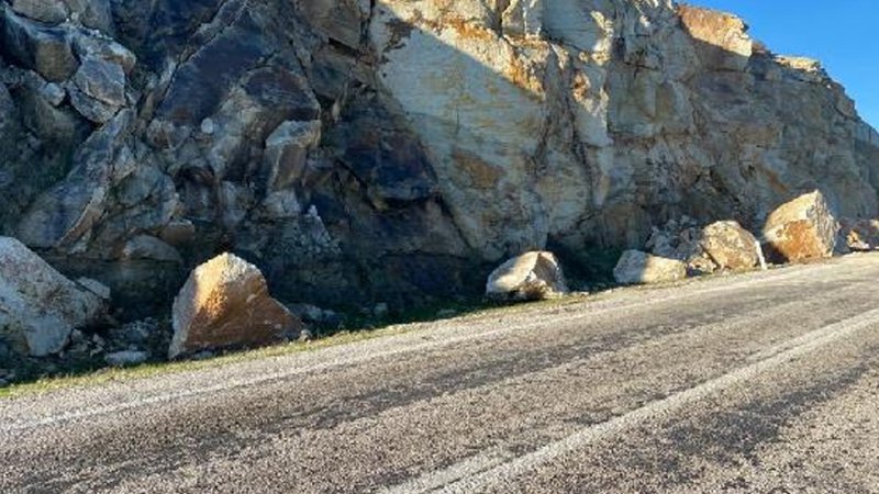 Foça'da yamaçlardan kopan kaya parçaları yolu kapattı
