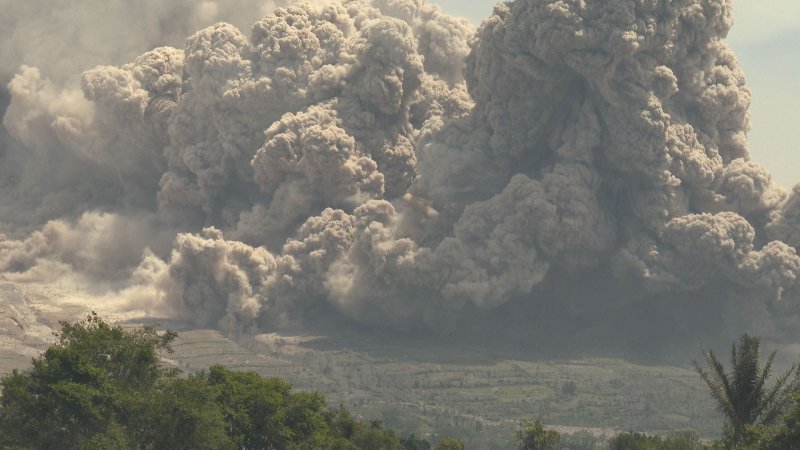 Endonezya’nın Sinabung Yanardağı yeniden kül püskürtmeye başladı