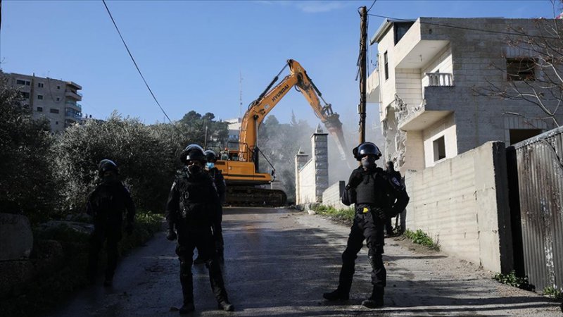 İsrail Batı Şeria'da Filistinlilere ait 3 evi yıktı, 12 Filistinli sokakta kaldı