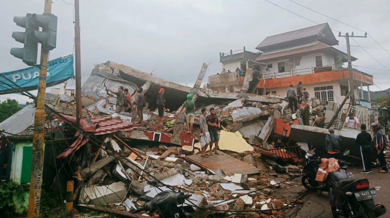 Endonezya depreminde ölenlerin sayısı 73'e yükseldi