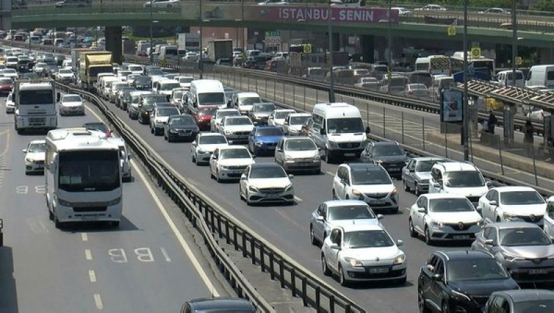 İstanbul'da trafik yoğunluğu! Ana yollar kilit! Yüzde 63'ü aştı