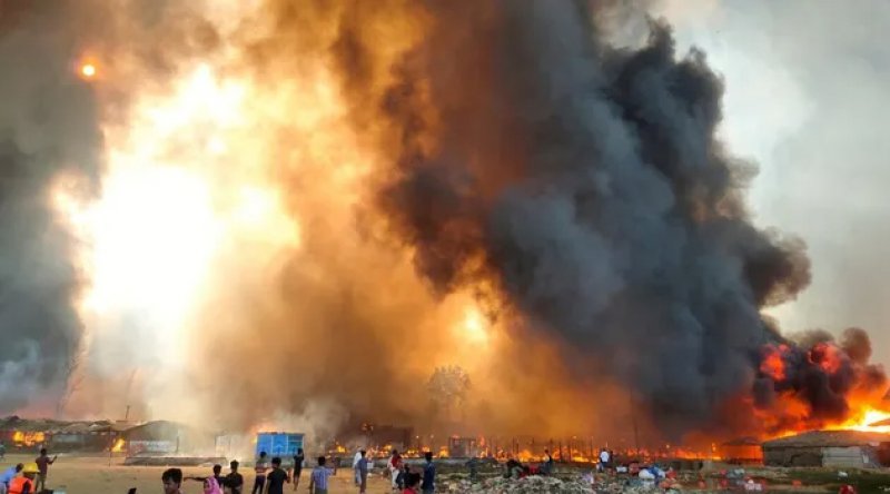 Bangladeş'te mülteci kampında yangın çıktı
