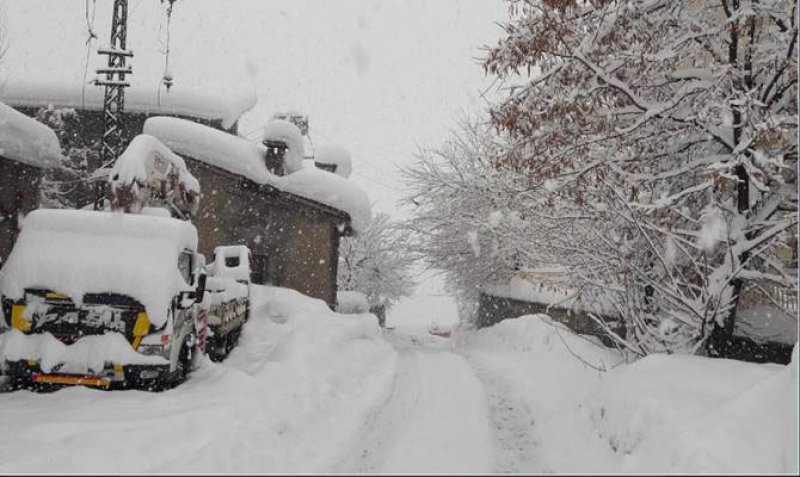 Bitlis'te 125 köy yolu kardan kapandı
