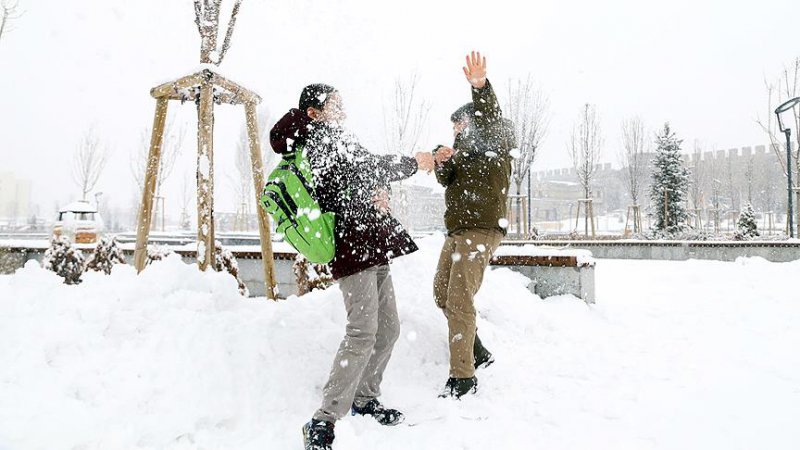 Birçok şehirde eğitime kar tatili