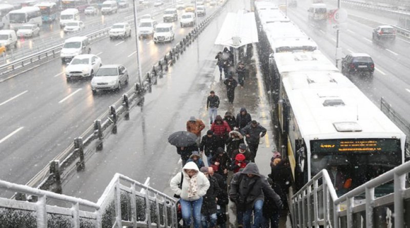 İstanbul güne karla başladı