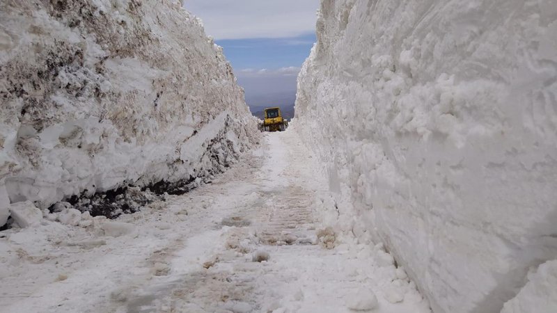 Hakkari’de 8 metre karla mücadele