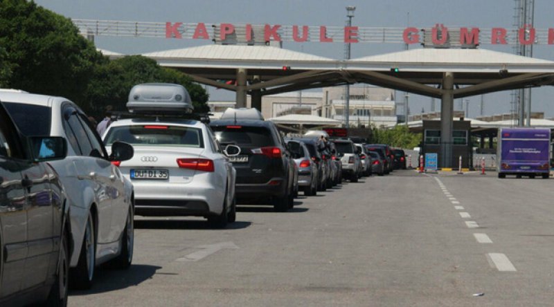 Edirne'ye alışverişe gelen Bulgarlar geri dönüşte Kapıkule'de yoğunluk oluşturdu